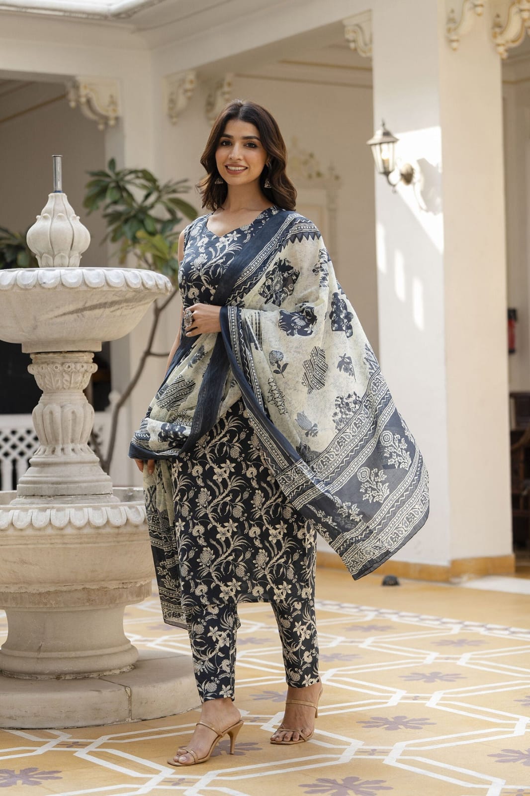 Woman grey paisely print straight kurta-trouser with Dupatta