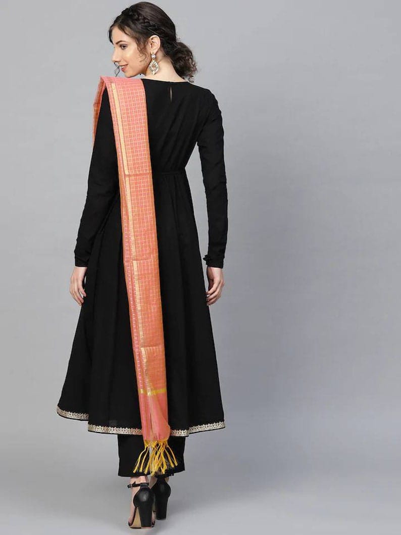 Woman black kurta with pant-dupatta