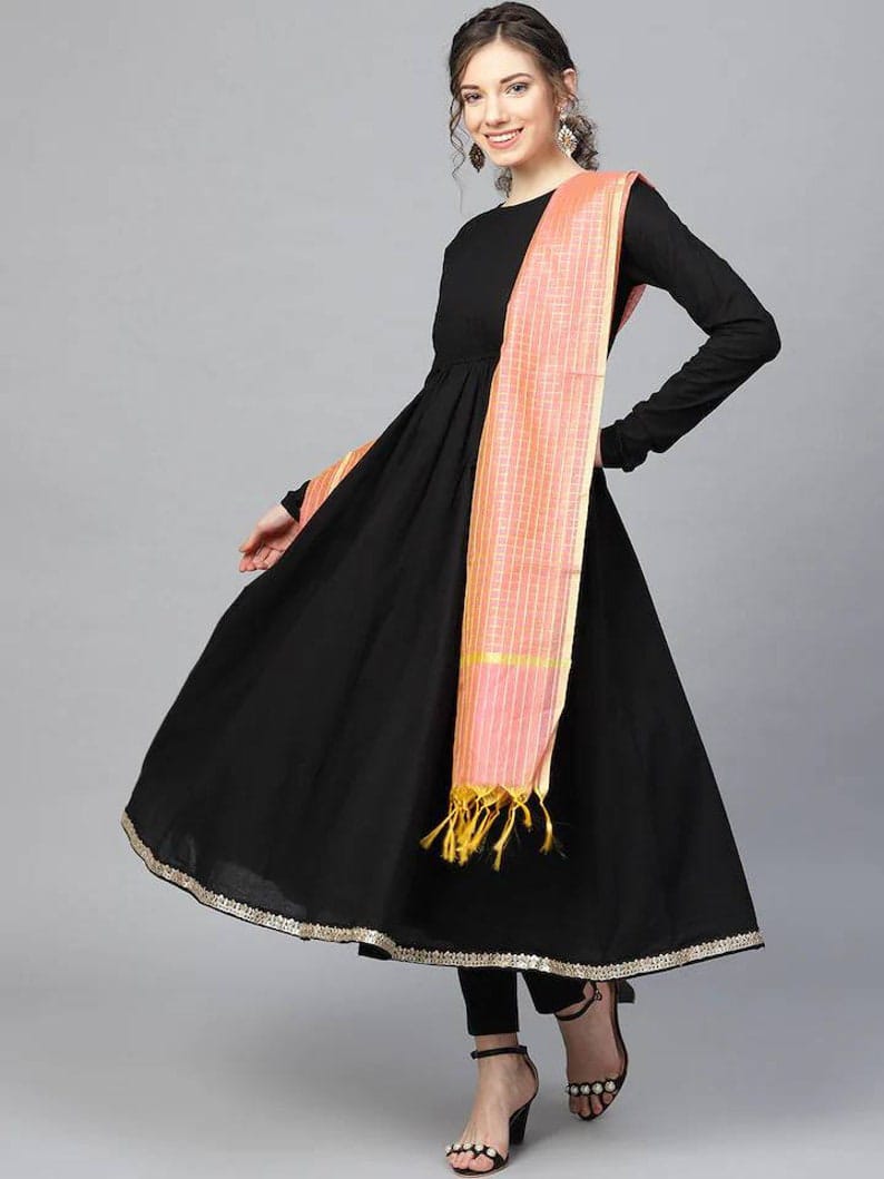 Woman black kurta with pant-dupatta